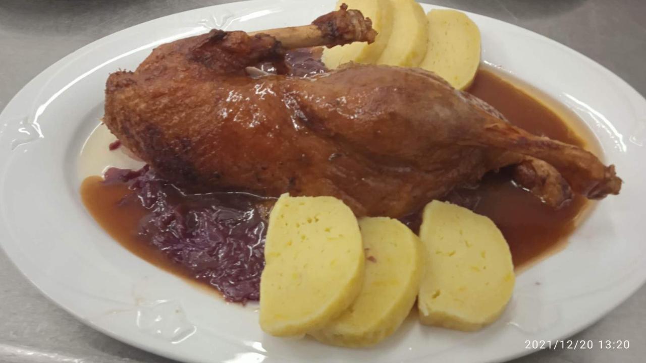 Malá Svatá Hora - penzion&restaurace Mníšek pod Brdy Esterno foto