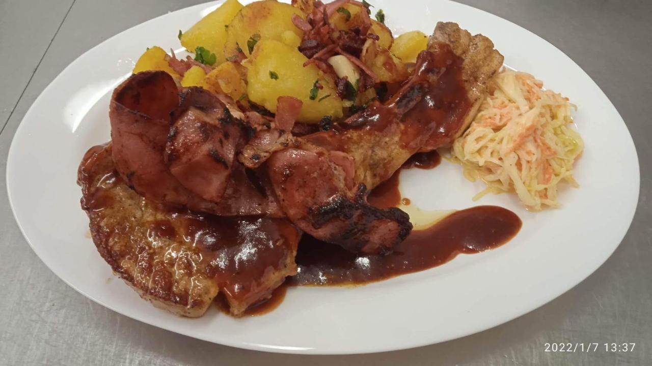 Malá Svatá Hora - penzion&restaurace Mníšek pod Brdy Esterno foto