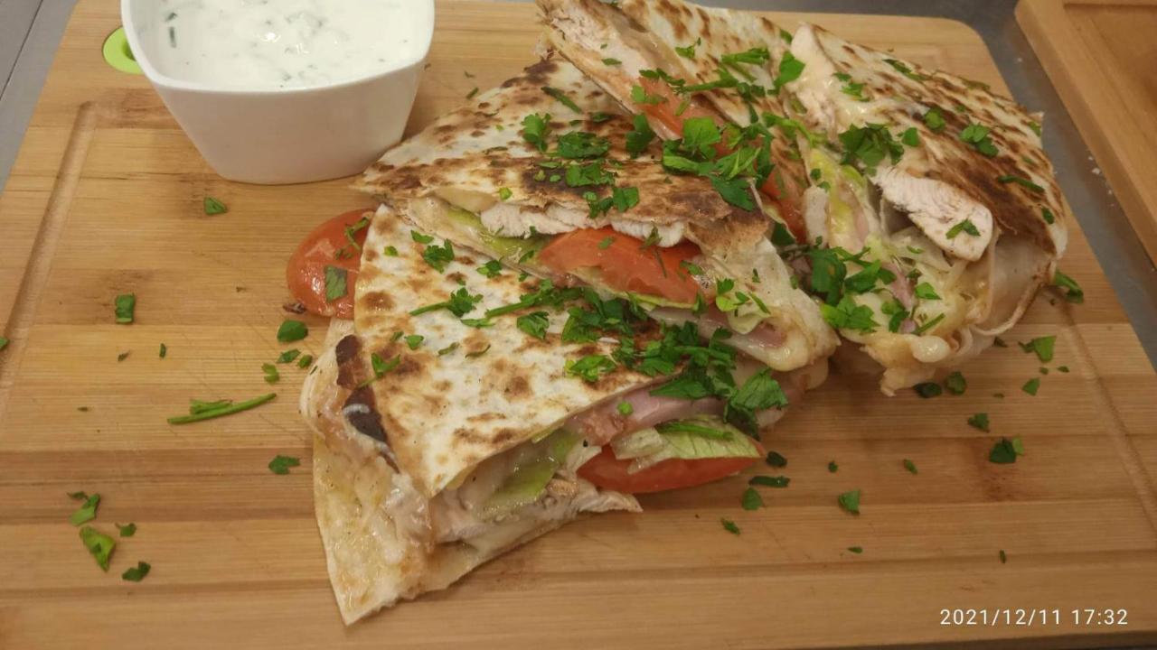 Malá Svatá Hora - penzion&restaurace Mníšek pod Brdy Esterno foto